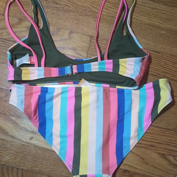 TOP- NO BOUNDARY SZ SM TOP 3-5. BOTTOMS ARE 7-9 MEDIUM - Picture 3 of 7